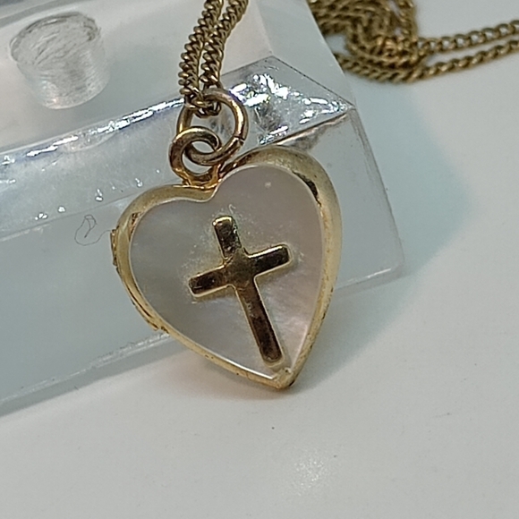 * vintage 14k GF mother of pearl heart shaped cross locket on 12k GF chain - Picture 2 of 7